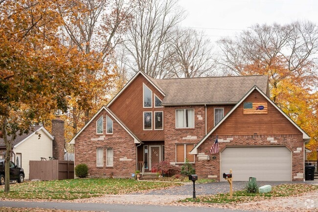 There are some stunning homes to be found in Raintree Island.