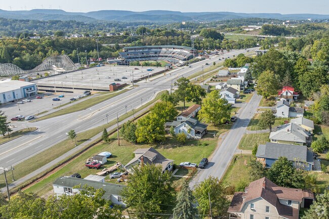 Lakemont has a very convenient location surrounded by major highways and attractions.