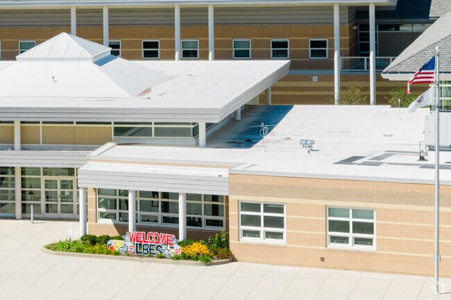 Lake Bluff Elementary School is a public school located near Knollwood.