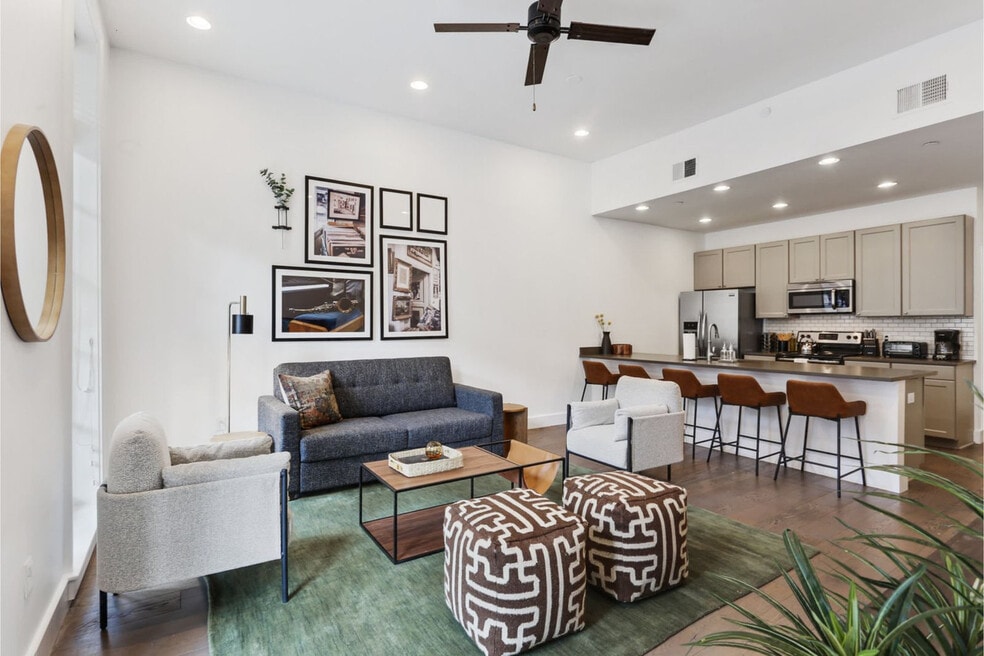 127 Carondelet St unit ID1272349P, New Orleans, LA 70130 - photo 1