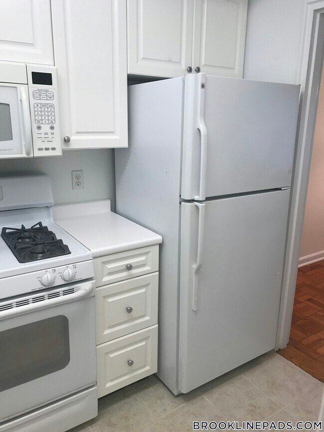 553 Vfw Pkwy, Boston, MA 02467