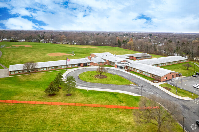 Floyd S Winslow Elementary School serves 482 students in grades Prekindergarten-3.
