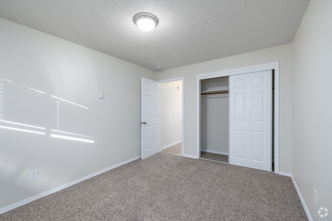 2BR, 1BA - 825SF