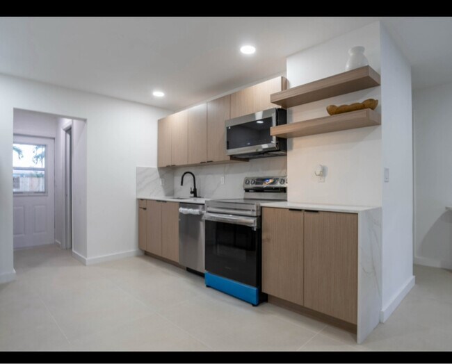 770 NE 34th Ct, Oakland Park, FL 33334 - photo 4