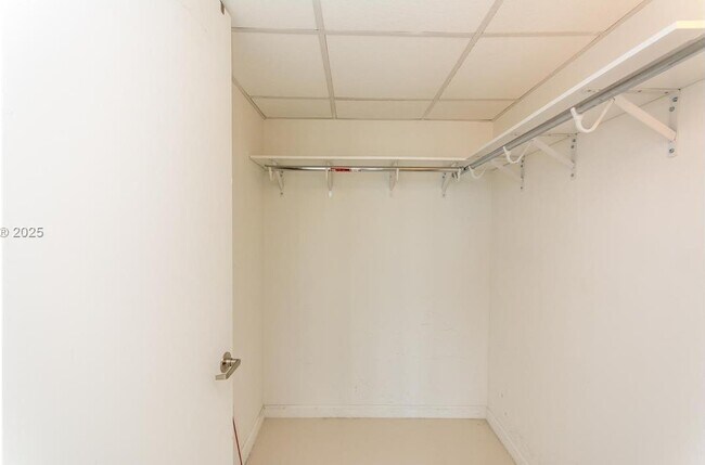 Icon Brickell Tower 2 unit 5008, Miami, FL 33131 - photo 3