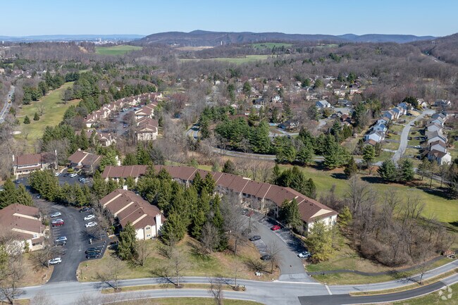 The houses in Flying Hills are surrounded by a golf course and mountains.