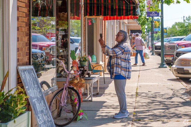 The historic downtown area of Arkadelphia provides shoppers many retail options.