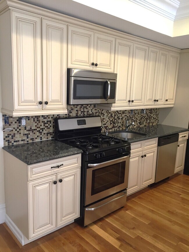 Surmount Commons: Elevate Your Lifestyle in Weehawken's Premier Luxury Residence!, Weehawken, NJ 07086 - photo 6