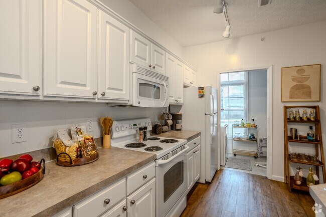 1BR, 1BA - 611SF - Kitchen
