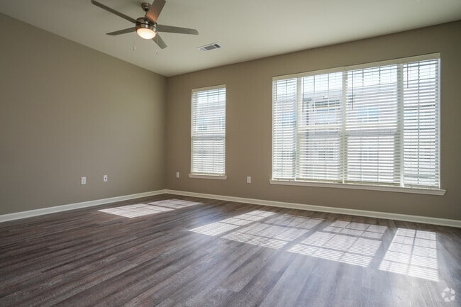 Studio - 600 - Living Room/ Dining Room/ Bedroom