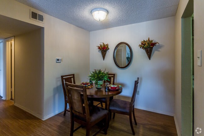 2BR, 2BA - 948 SF - Dining Room