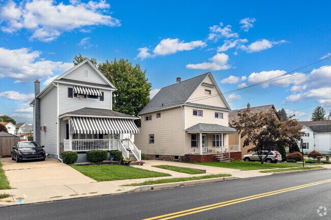 Some houses in Throop have driveways.