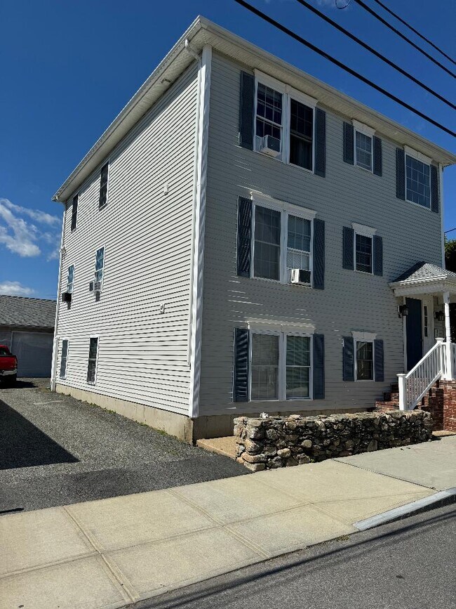 12 Easterbrooks Ave Unit 2, Bristol, RI 02809