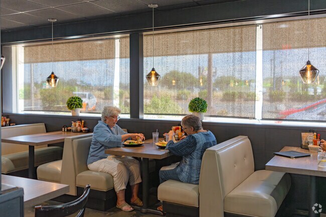 Friends enjoy delicious food at Early Toast in Secret Ravine-Sierra Bluff.