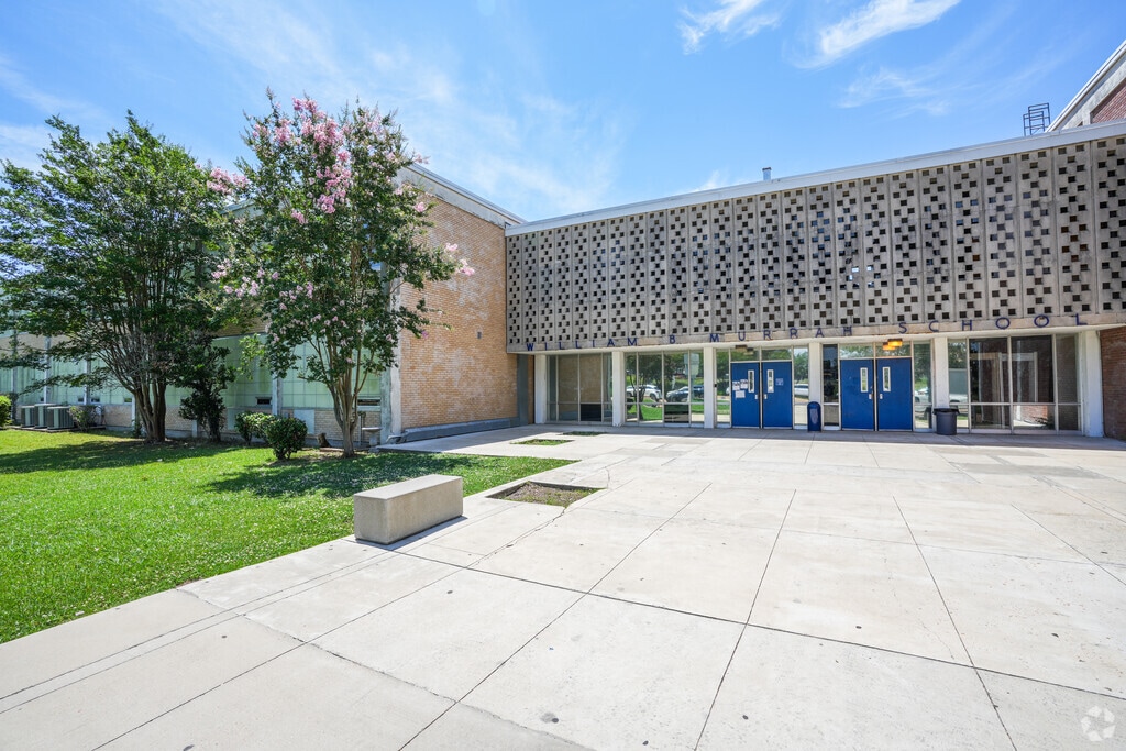 Murrah High School has a student to teacher ratio of 18 to 1.
