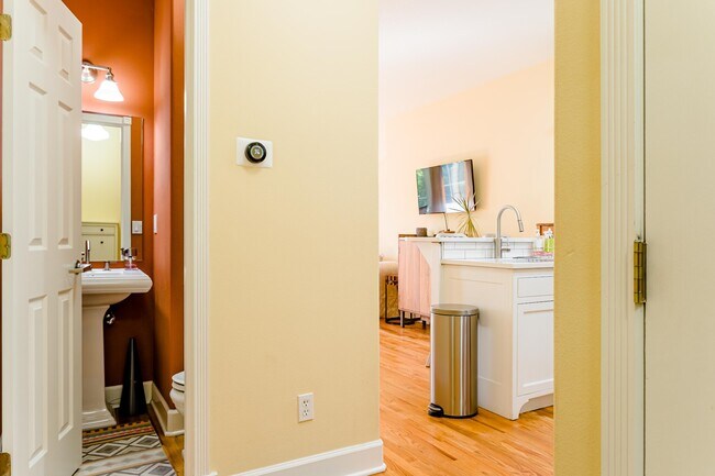 2565 NW Thurman St unit 2565, Portland, OR 97210 - photo 4