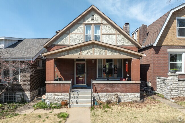 Craftsman architecture in Kings Oak is classic.