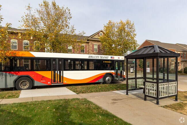 The local bus route makes commuting from Peninsula Area easy and hassle-free.