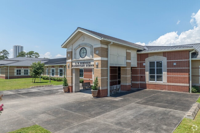 G.W. Robinson Elementary has a student teacher ratio of 16:1.