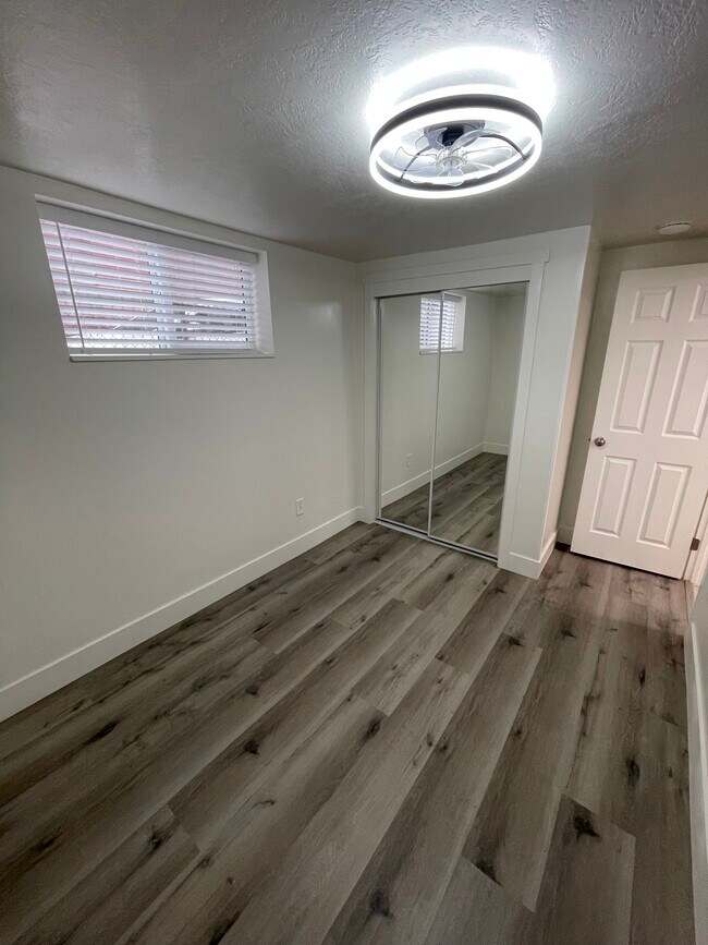 237 W Ardmore Place unit Downstairs, Salt Lake City, UT 84103 - photo 4