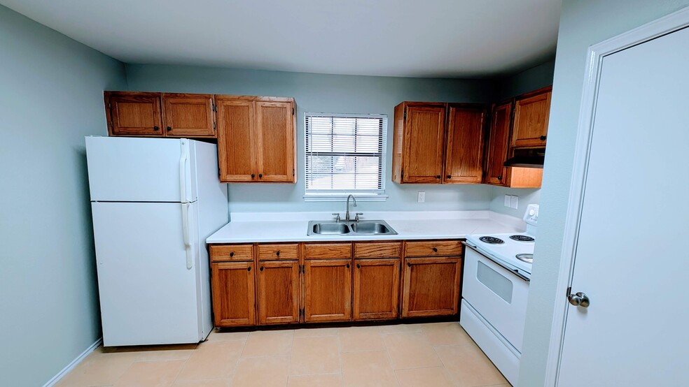 1001 Market St unit 3, Laredo, TX 78040 - photo 1