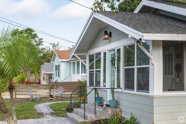 Mid-20th-century homes reflect the history of central Largo's Palm Hill neighborhood.