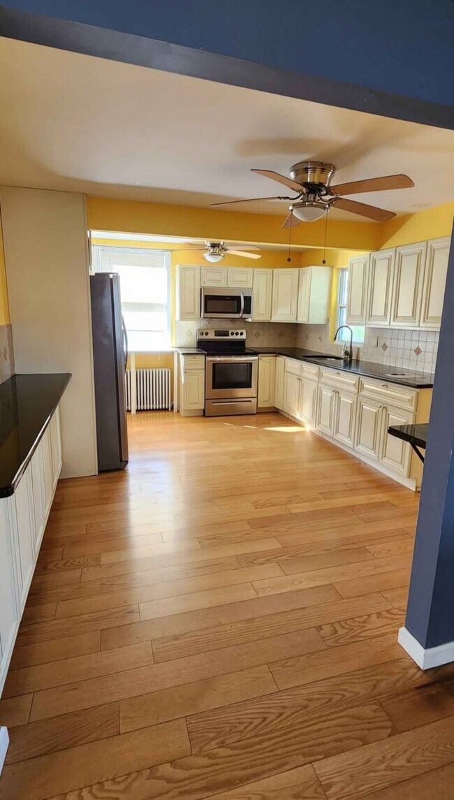 172 S 2nd St, Lindenhurst, NY 11757