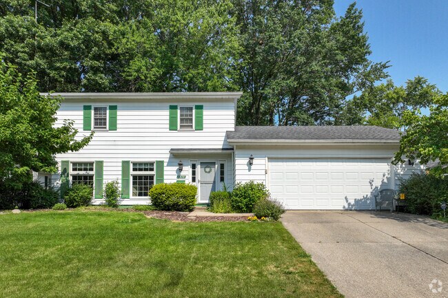 Beautifully maintained colonial revival style homes are a hidden gem in Scottsdale.