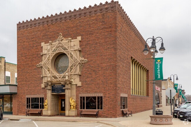 Downtown Grinnell is home to famed Merchants National Bank, designed by Louis Sullivan in 1914.
