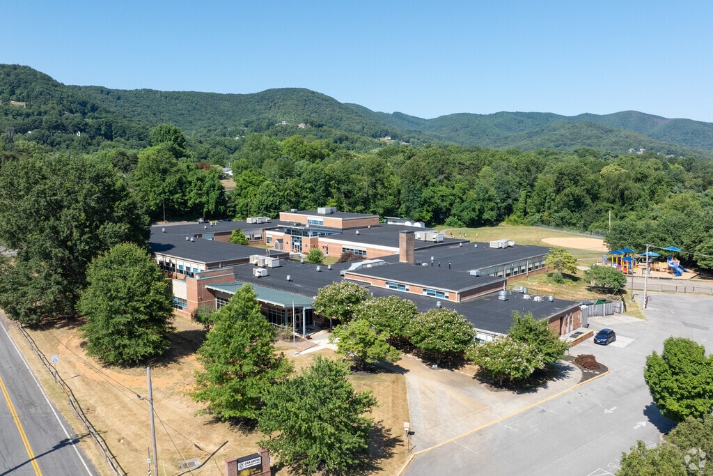 Oak Grove Elementary serves 406 students PK-5.