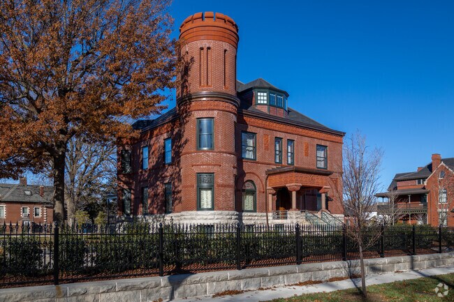 A few of the historic homes in Murphysburg are getting turned into museums.