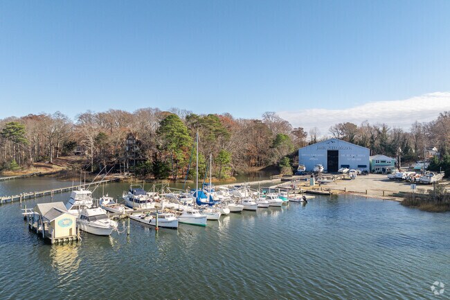 James River Marina offers dry storage and wet slips in Deep Creek