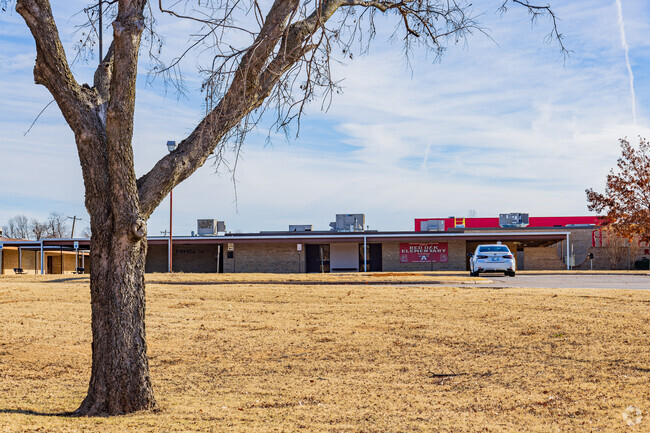 Red Oak Elementary School offer a variety of programs that challenge children.