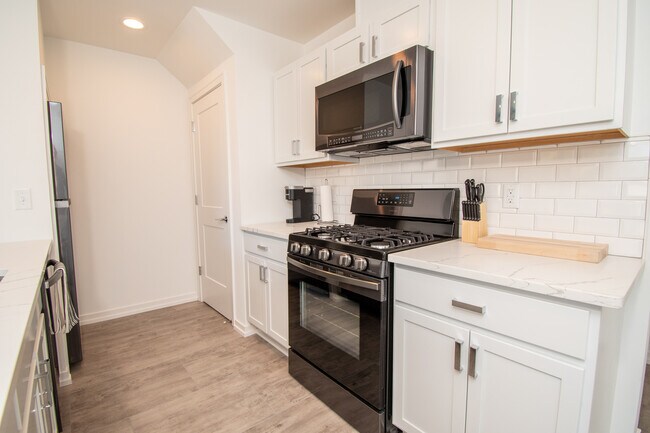 Live Well Apartments - Fully Furnished Units, Royal Oak, MI 48067 - photo 5