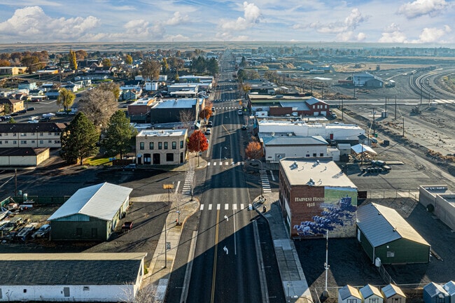 Connell sits about 35 miles north of the Tri-Cities, offering easy regional access.