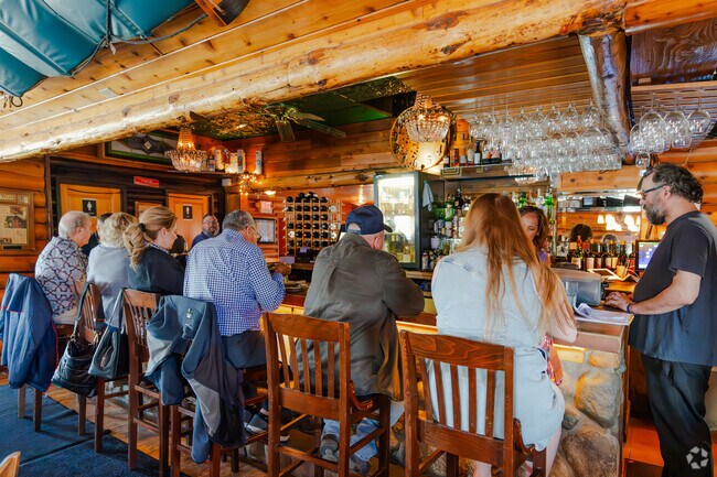 Phil's Tara Hideaway provides an outdoor patio, restaurant area, and bar.