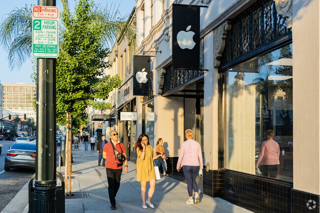 Linda Vista residents have the convenience of nearby shopping in Downtown Pasadena.