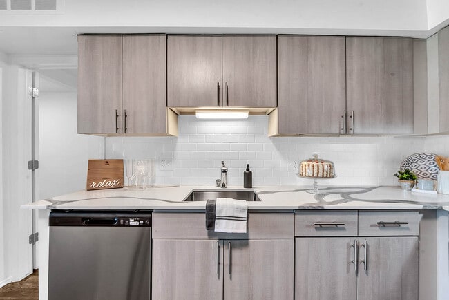 Edge At Farmington Hills - Farmington Hills, MI, Farmington Hills, MI 48334 - photo 4