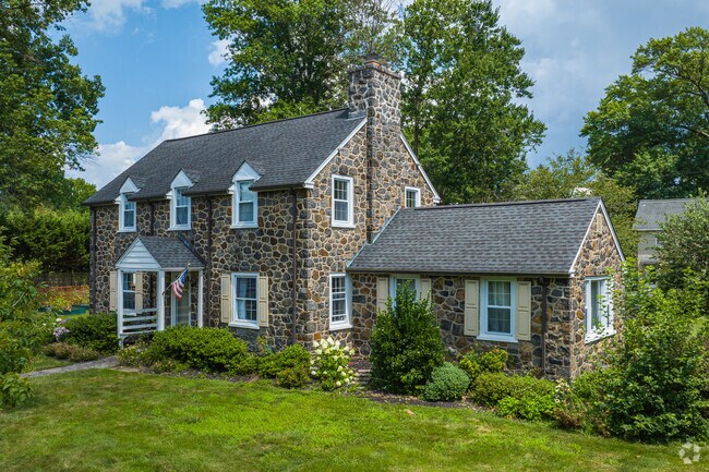 Stone colonial homes from the 1930s–40s appear across Brandywine Hills.