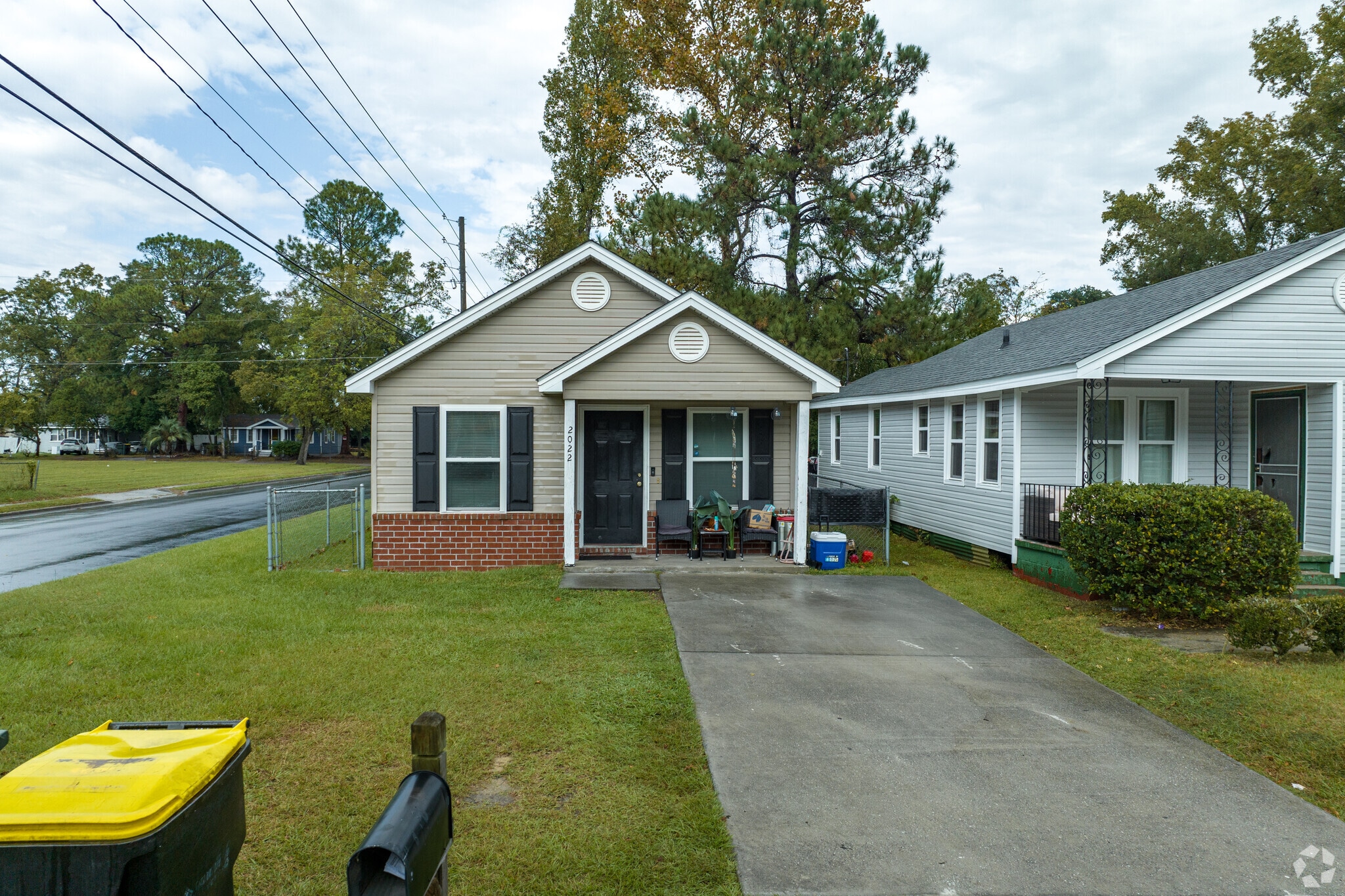 Homes in Tremont Park reside on lots with simple landscaping.