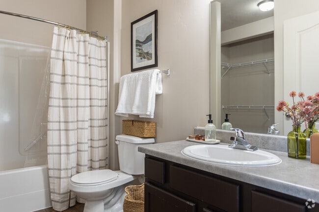 2BR, 2BA - 1,003SF - Primary Bathroom