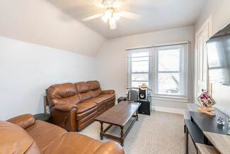 2615 N Wauwatosa Ave Unit Upper, Wauwatosa, WI 53213