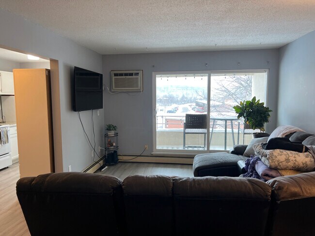 1911 Viking Dr NW unit Building 8 Apt 35, Rochester, MN 55901 - photo 2