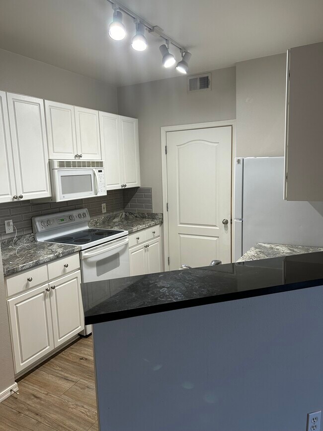 Biltmore Square Apartments unit 143, Phoenix, AZ 85016 - photo 4