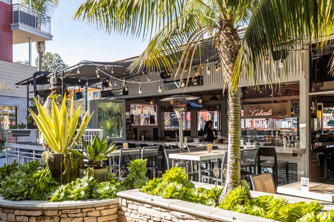 Encinitas Neighborhood Lifestyle with restaurants and bars.