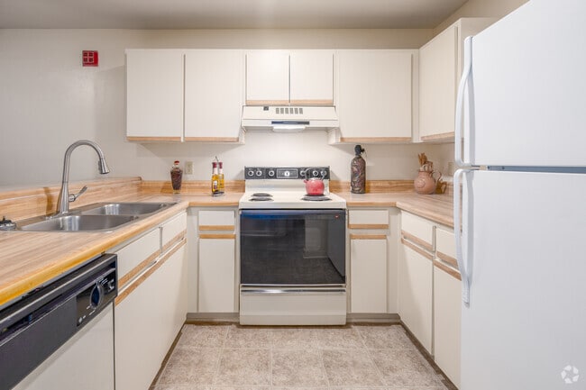 2BR, 2BA - 874SF - Kitchen