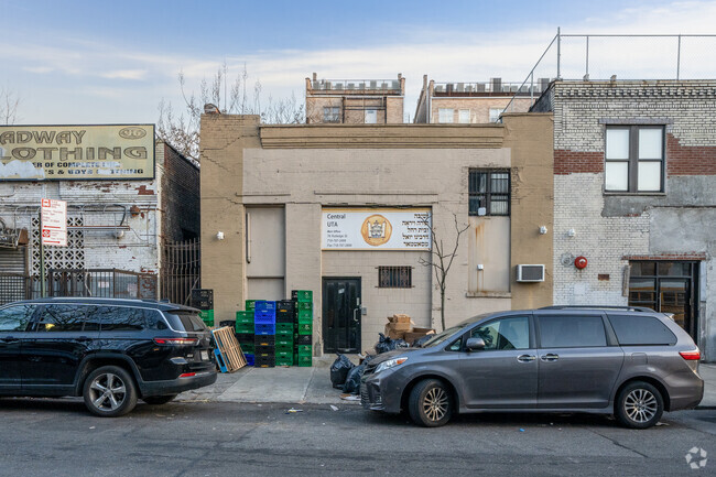 he KHHD Yoel of Satmar Bp shares space with Central UTA in Williamsburg, Brooklyn