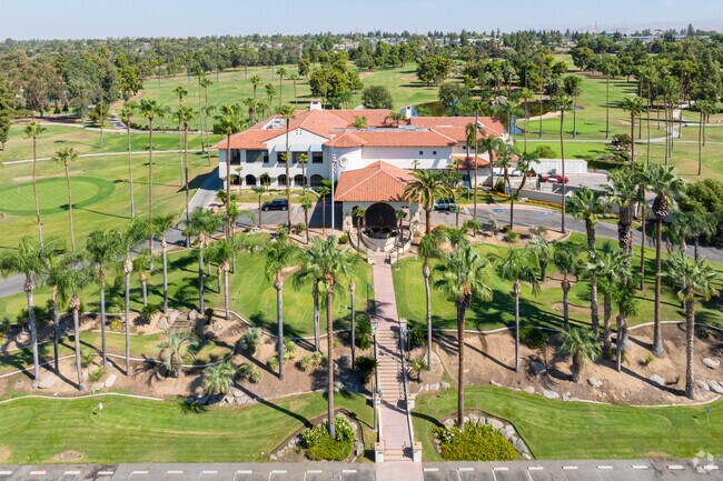 East Niles golfers can join the nearby Bakersfield Country Club.