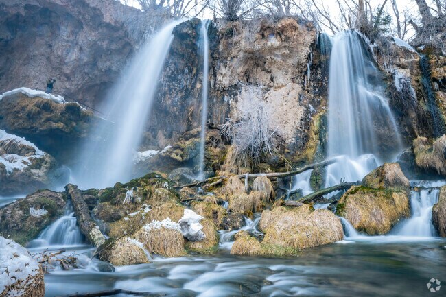 Rifle Falls State Park is a hidden gem, home to stunning triple waterfalls that cascade over lush, moss-covered cliffs. A favorite for hikers, campers, and photographers, this scenic paradise offers caves to explore, wildlife to spot, and a peaceful escape into Colorado’s natural beauty.