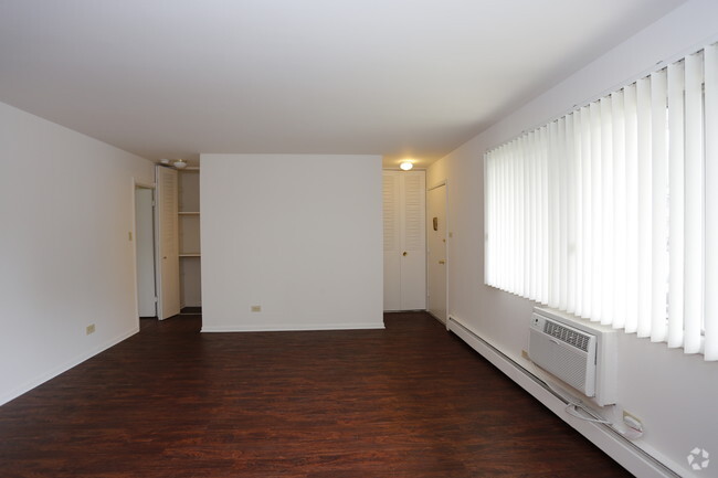 Briarwood Apartments, Waukegan, IL 60085 - photo 3